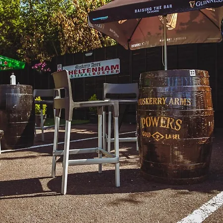 Konukevi Muskerry Arms Bar And 3*